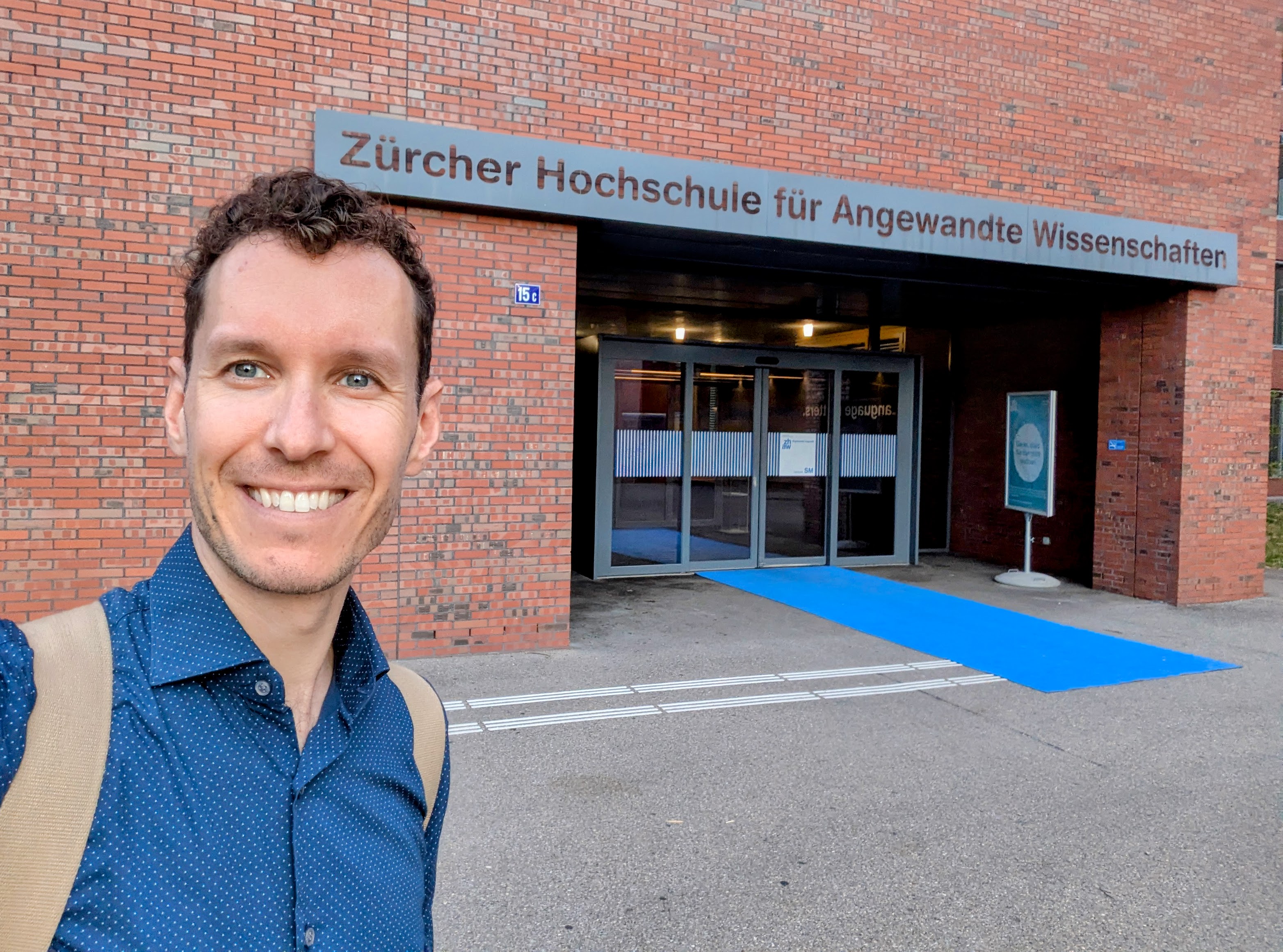 Selfie vor dem Eingang der ZHAW